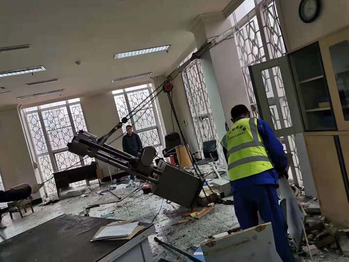 試驗(yàn)儀器設(shè)備搬運(yùn)吊裝放倒作業(yè)現(xiàn)場 試驗(yàn)儀器設(shè)備搬運(yùn)吊裝放倒作業(yè)現(xiàn)場